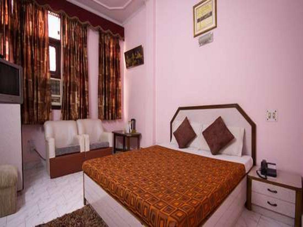 Hotel Woodland Deluxe New Delhi Room photo