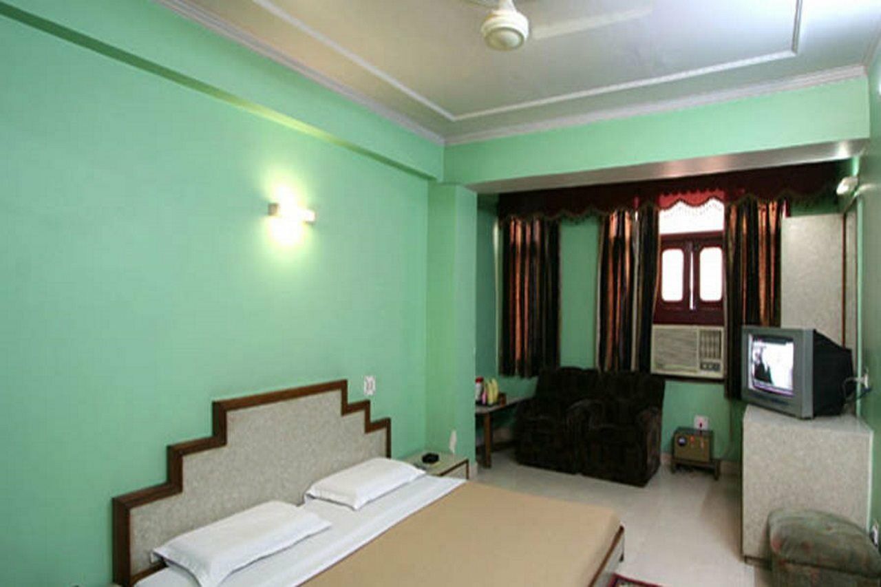 Hotel Woodland Deluxe New Delhi Exterior photo